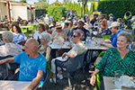 Die mehr als 70 Gäste genossen bei freiem Eintritt die warmen Temperaturen und die altbekannten Musikstücke im schattigen Gastgarten!; © Josef Eminger