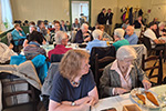 80 G&auml;ste unterhalten sich pr&auml;chti; &copy; Josef Eminger